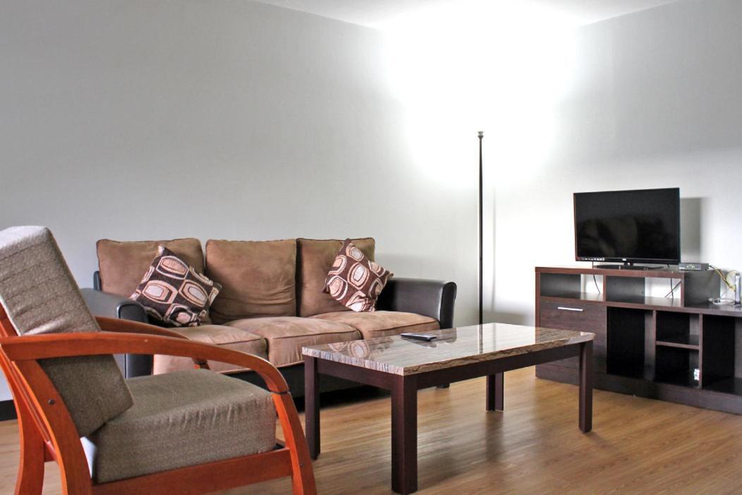 Mai'Ana Airport Plaza Aparthotel Tamuning Esterno foto